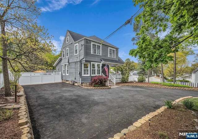 Homes for sale in Little Falls, NJ | 152 Long Hill Rd, Little Falls, NJ 07424 | MLS# 26023677