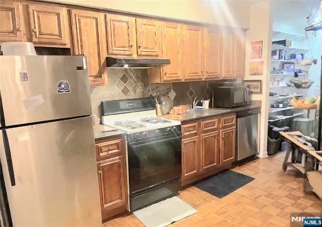 Homes for sale in Edgewater, NJ | 66-68 Edgewater Pl, Edgewater, NJ 07020