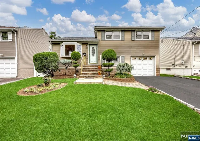 Homes for sale in Rochelle Park, NJ | 37 Cedar Dr, Rochelle Park, NJ 07662 | MLS# 26023757