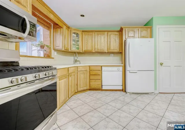 Homes for sale in Rochelle Park, NJ | 37 Cedar Dr, Rochelle Park, NJ 07662 | MLS# 26023757