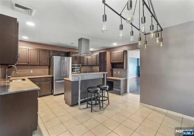 Homes for sale in Cliffside Park, NJ | 300 Gorge Rd #2, Cliffside Park, NJ 07010 | MLS# 26023767