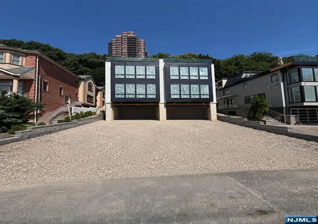 Homes for sale in Edgewater, NJ | 392 Undercliff Ave #1, Edgewater, NJ 07020 | MLS# 26023804