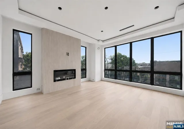 Homes for sale in Edgewater, NJ | 392 Undercliff Ave #1, Edgewater, NJ 07020 | MLS# 26023804