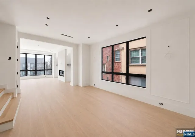 Homes for sale in Edgewater, NJ | 392 Undercliff Ave #1, Edgewater, NJ 07020 | MLS# 26023804