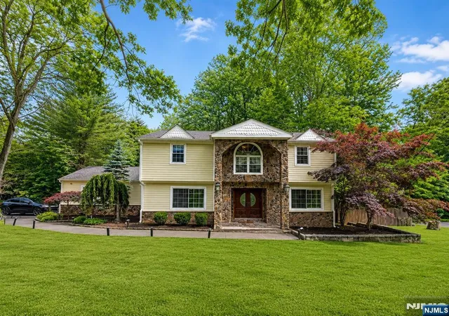 Homes for sale in Norwood, NJ | 76 Millbrook Cir, Norwood, NJ 07648 | MLS# 26023958