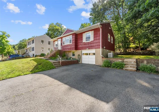 Photo 4 of Sale Pending at 33 Walter Dr, Bloomingdale, NJ 07403 | MLS# 26024035 | Listing updated on 2026-07-14