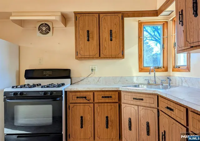 Homes for sale in Teaneck, NJ | 685 Grant Ter, Teaneck, NJ 07666 | MLS# 26024063