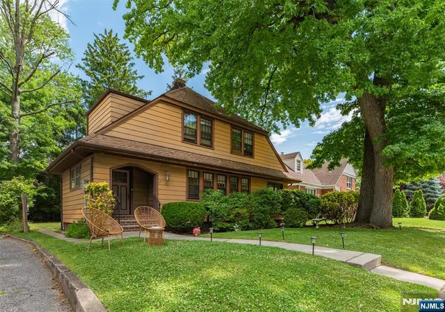 Homes for sale in Teaneck, NJ | 529 Wyndham Rd, Teaneck, NJ 07666 | MLS# 26024072