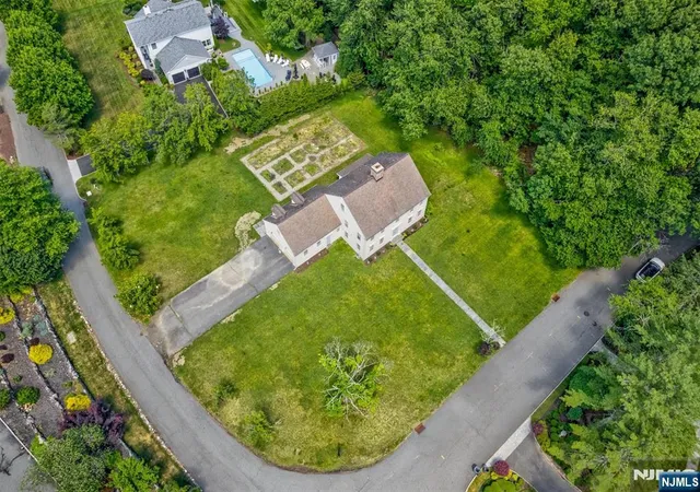 Photo 3 of Single family home for sale at 1 Canoe, Roseland, NJ 07068 | MLS# 26024095 | Listing updated on 2026-08-05