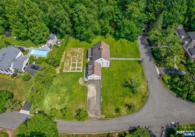 Photo 3 of Single family home for sale at 1 Canoe, Roseland, NJ 07068 | MLS# 26024095 | Listing updated on 2026-08-05