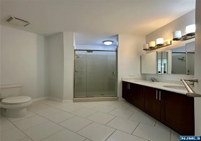 Listing Photo 5 - Condo for sale in building located at 4425 Riverview Ave, Englewood, NJ 07631 - Unit #425