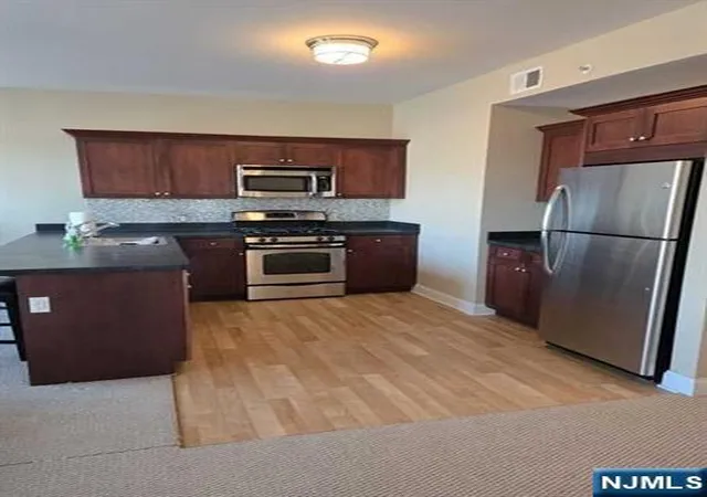 5th image of 447 Fairview Ave, Fairview, NJ 07022