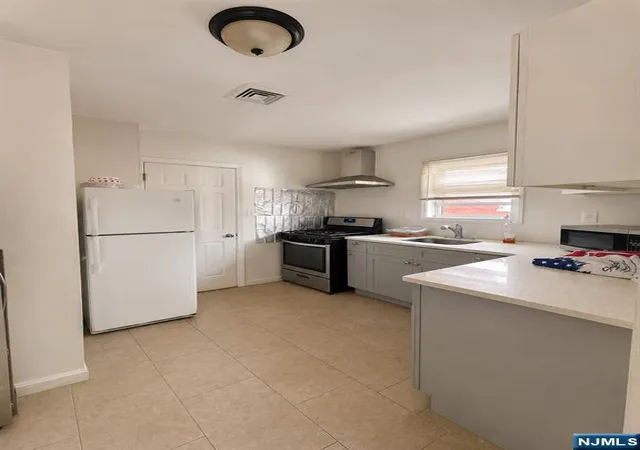 Photo 4 of Sale Pending at 63 Huntington Ter, Newark, NJ 07112 | MLS# 26024213 | Listing updated on 2026-09-08