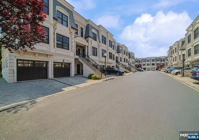 Homes for sale in Edgewater, NJ | 35 Marquis Ct, Edgewater, NJ 07020 | MLS# 26024224