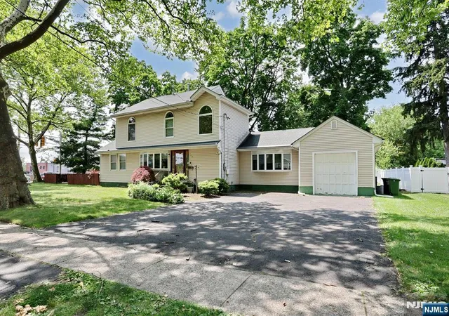 Homes for sale in Paramus, NJ | 703 Chadwick Dr, Paramus, NJ 07652 | MLS# 26024277