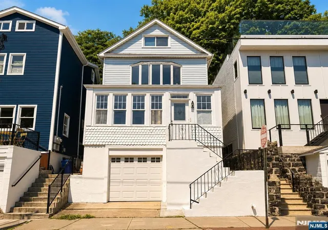 Homes for sale in Edgewater, NJ | 528 Undercliff Ave, Edgewater, NJ 07020 | MLS# 26024281