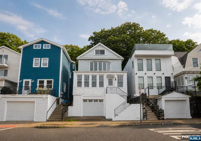 Homes for sale in Edgewater, NJ | 528 Undercliff Ave, Edgewater, NJ 07020 | MLS# 26024281