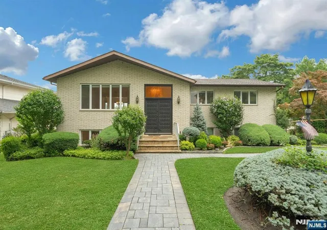 Homes for sale in Englewood Cliffs, NJ | 141 Middlesex Ave, Englewood Cliffs, NJ 07632 | MLS# 26024341