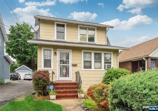 Homes for sale in Bergenfield, NJ | 109 Bergen Ave, Bergenfield, NJ 07621 | MLS# 26024424