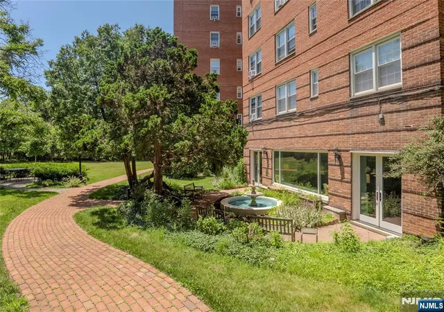 Homes for sale in Montclair, NJ | 10 Crestmont Rd #4H, Montclair, NJ 07042 | MLS# 26024444