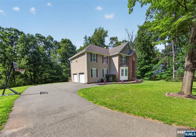 Homes for sale in Sparta, NJ | 11 Whispering Woods Ln, Sparta, NJ 07871 | MLS# 26024445