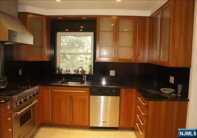 Photo 4 of Single family home for sale at 1257 Briar Wy, Fort Lee, NJ 07024 | MLS# 26024458 | Listing updated on 2026-07-01