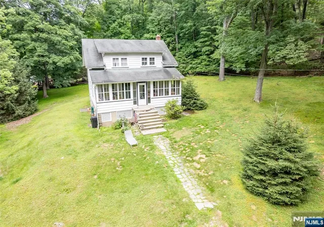 Homes for sale in Wanaque, NJ | 121 Townsend Rd, Wanaque, NJ 07465 | MLS# 26024597