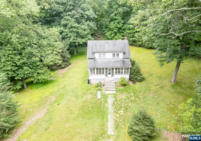 Homes for sale in Wanaque, NJ | 121 Townsend Rd, Wanaque, NJ 07465 | MLS# 26024597