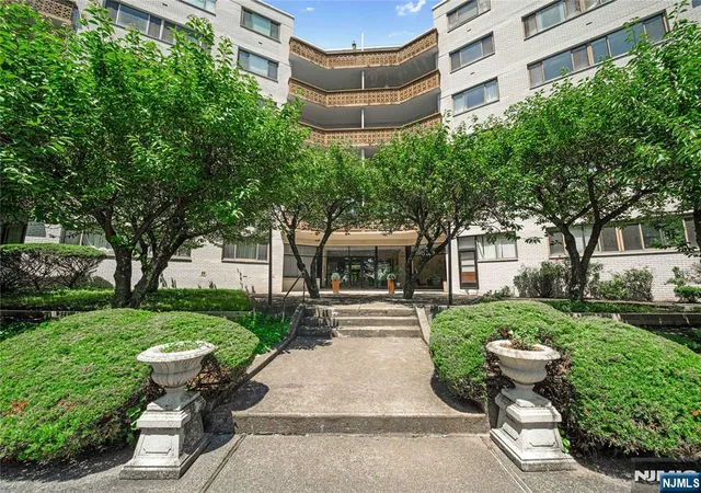 Homes for sale in Edgewater, NJ | 1375 River Rd #2B, Edgewater, NJ 07020 | MLS# 26024668