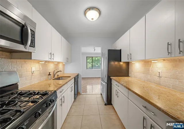 Homes for sale in Edgewater, NJ | 1375 River Rd #2B, Edgewater, NJ 07020 | MLS# 26024668
