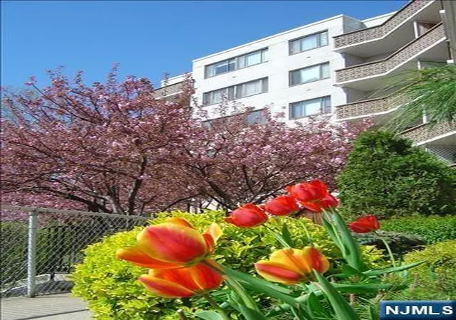 Homes for sale in Edgewater, NJ | 1375 River Rd #2B, Edgewater, NJ 07020 | MLS# 26024668