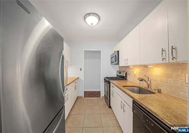 Homes for sale in Edgewater, NJ | 1375 River Rd #2B, Edgewater, NJ 07020 | MLS# 26024668