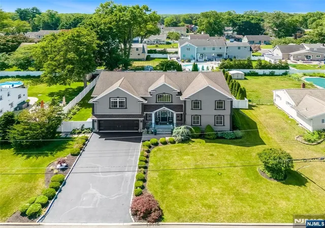 Photo 3 of Sale Pending at 8 Ferndale Pl, Pompton Plains, NJ 07444 | MLS# 26024961 | Listing updated on 2026-10-01