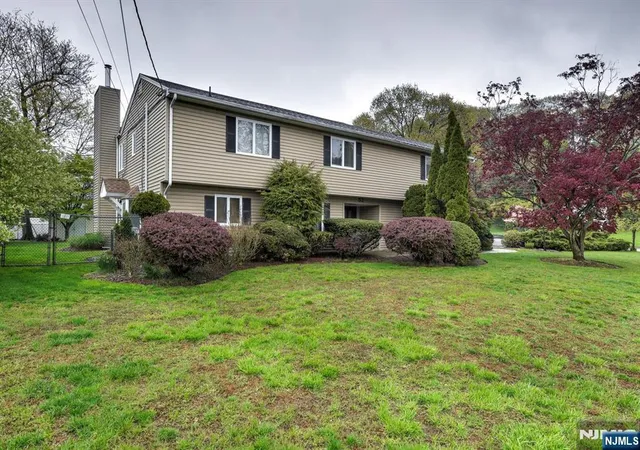 3rd image of 52 Ashburn Rd, Wayne, NJ 07470 | MLS# 26024986