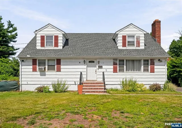 Homes for sale in Paramus, NJ | 33 Prospect St, Paramus, NJ 07652 | MLS# 26025045
