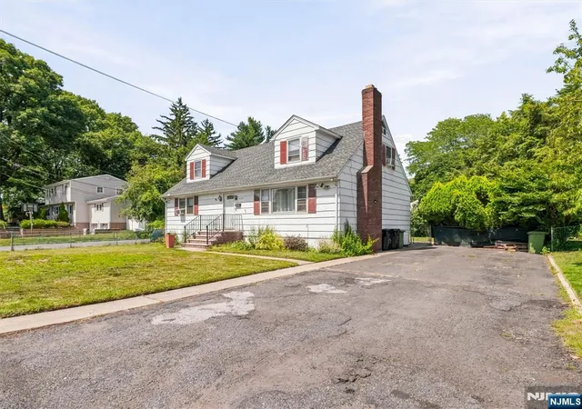 Homes for sale in Paramus, NJ | 33 Prospect St, Paramus, NJ 07652 | MLS# 26025045