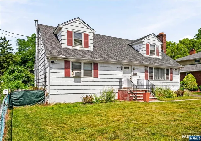 Homes for sale in Paramus, NJ | 33 Prospect St, Paramus, NJ 07652 | MLS# 26025045