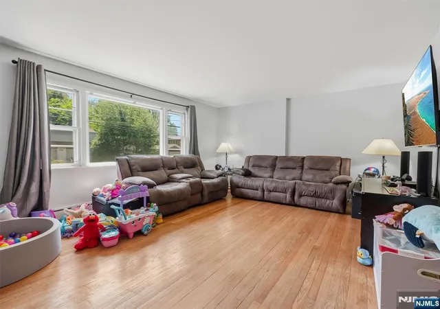 Homes for sale in Paramus, NJ | 33 Prospect St, Paramus, NJ 07652 | MLS# 26025045