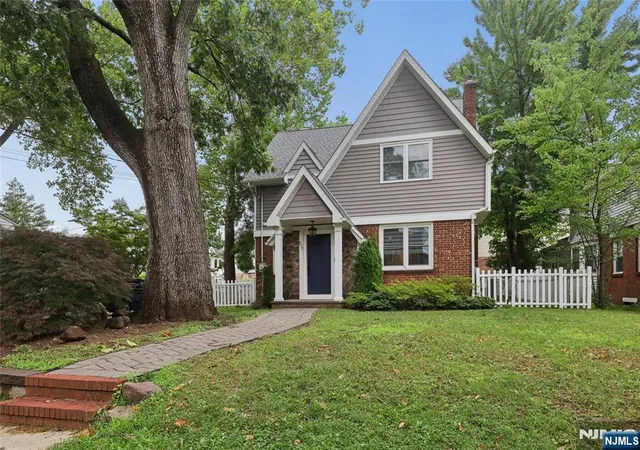 Homes for sale in Teaneck, NJ | 373 Briarcliff Rd, Teaneck, NJ 07666 | MLS# 26025123