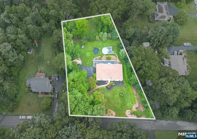 2nd image of 4 Daniel Ln, Kinnelon, NJ 07405 | MLS# 26025180