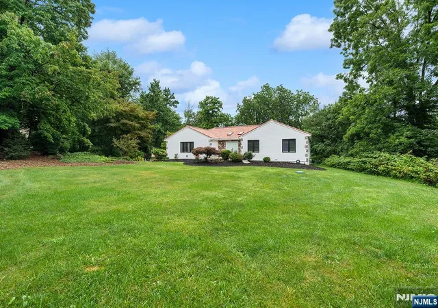 3rd image of 4 Daniel Ln, Kinnelon, NJ 07405 | MLS# 26025180