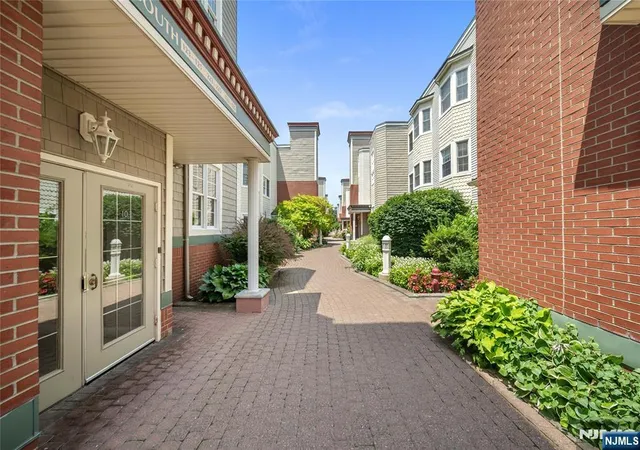 Homes for sale in Edgewater, NJ | 123 The Promenade, Edgewater, NJ 07020 | Houzeo