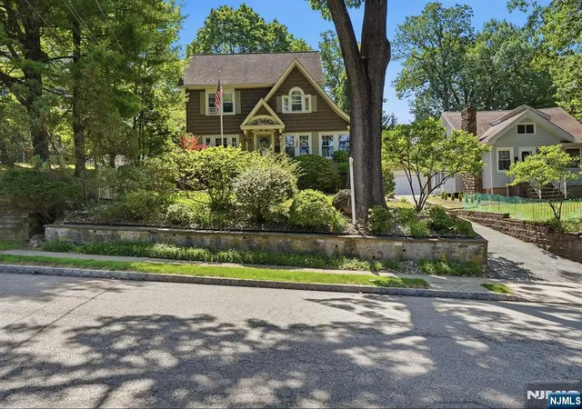 3rd image of 16 Arlington Ave, Caldwell, NJ 07006 | MLS# 26025282