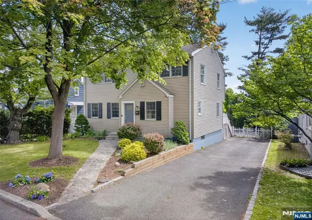Homes for sale in Paramus, NJ | 538 Coolidge Pl, Paramus, NJ 07652 | MLS# 26025394