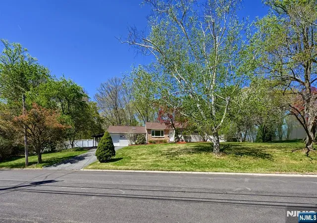 35th image of 227 Emily Dr, Park Ridge, NJ 07656 | MLS# 26025503