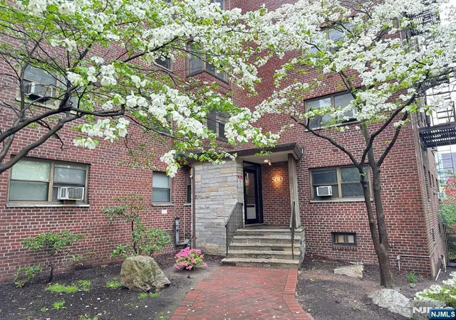 Homes for sale in Fort Lee, NJ | 500 Linwood Dr #2G, Fort Lee, NJ 07024 | MLS# 26025530