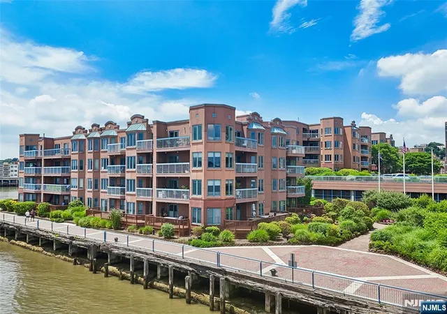 2nd image of 302 Chase Ct, Edgewater, NJ 07020
