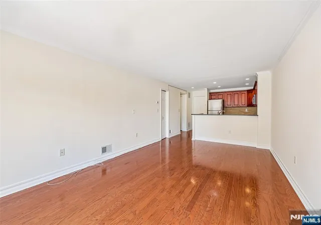 5th image of 302 Chase Ct #302, Edgewater, NJ 07020 | MLS# 26025534