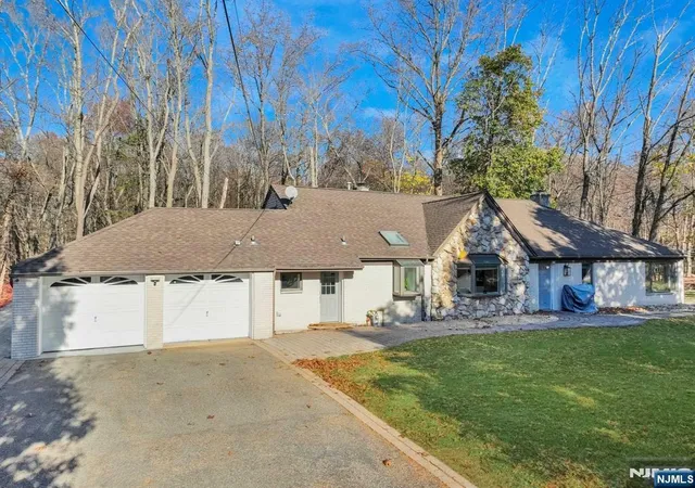 Photo 3 of Sale Pending at 550 Berdan Ave, Wayne, NJ 07470 | MLS# 26025548 | Listing updated on 2026-08-03