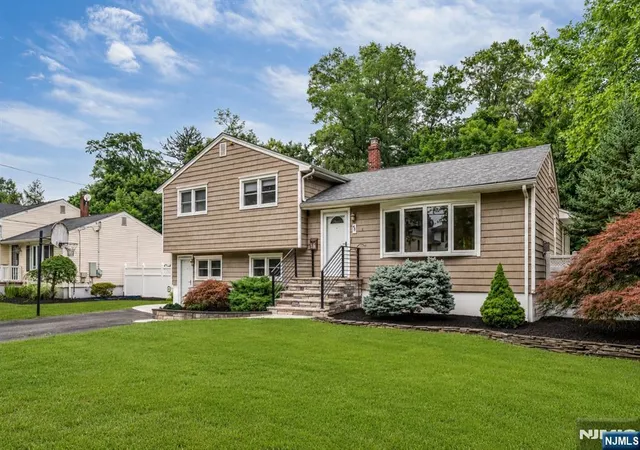 Homes for sale in Paramus, NJ | 45 Jay Dr, Paramus, NJ 07652 | MLS# 26025618